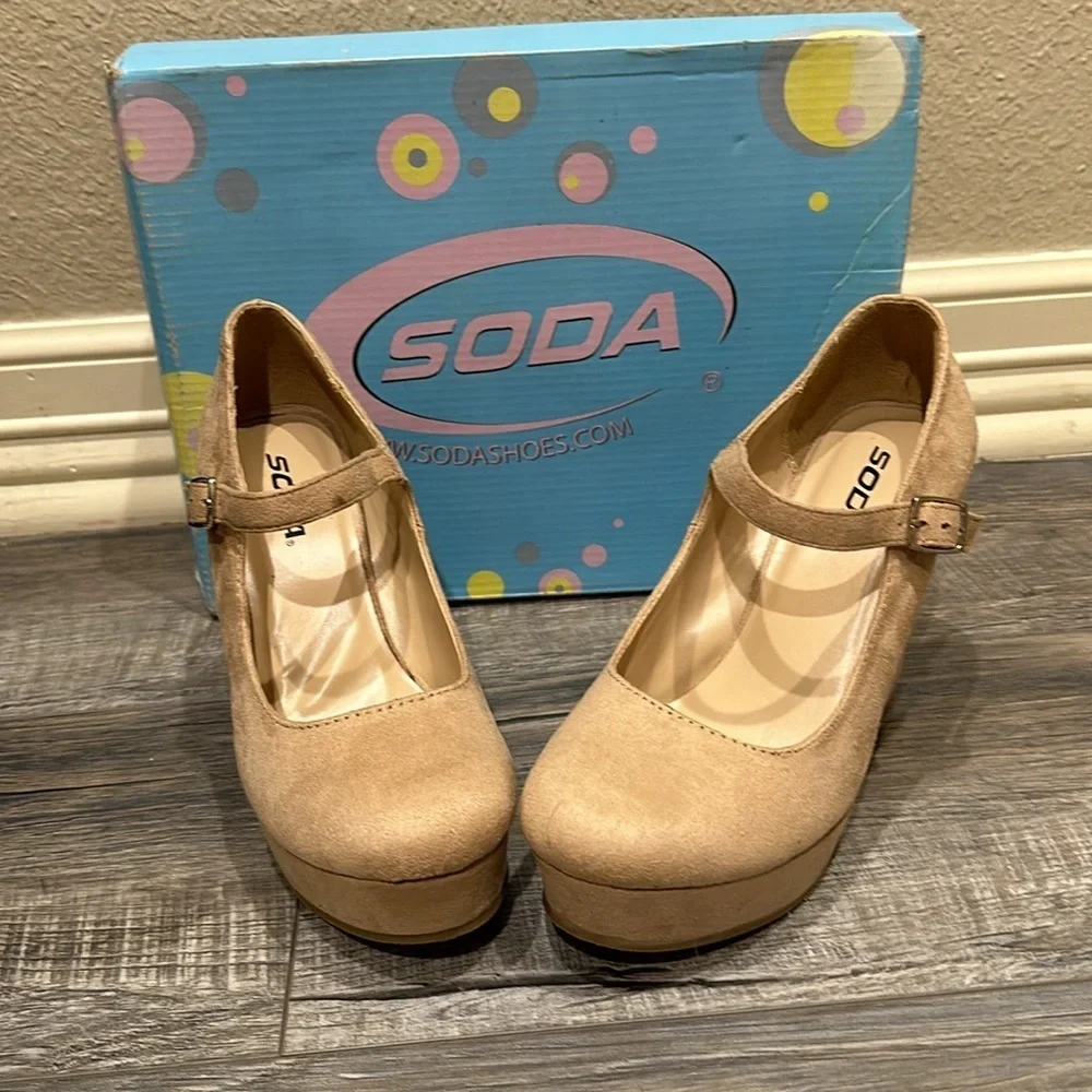 NWT Soda Oat color shoe with buckle strap. Size 7 1/2